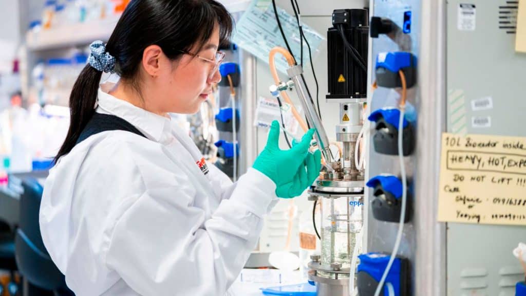 Pesquisadora em laboratório desenvolvendo vacina