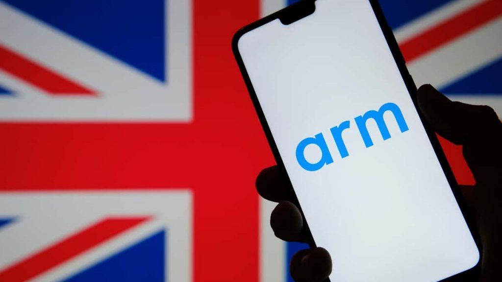 Celular com logotipo da Arm na tela e bandeira do Reino Unido ao fundo