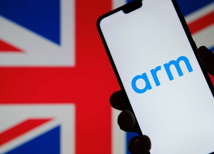 Celular com logotipo da Arm na tela e bandeira do Reino Unido ao fundo