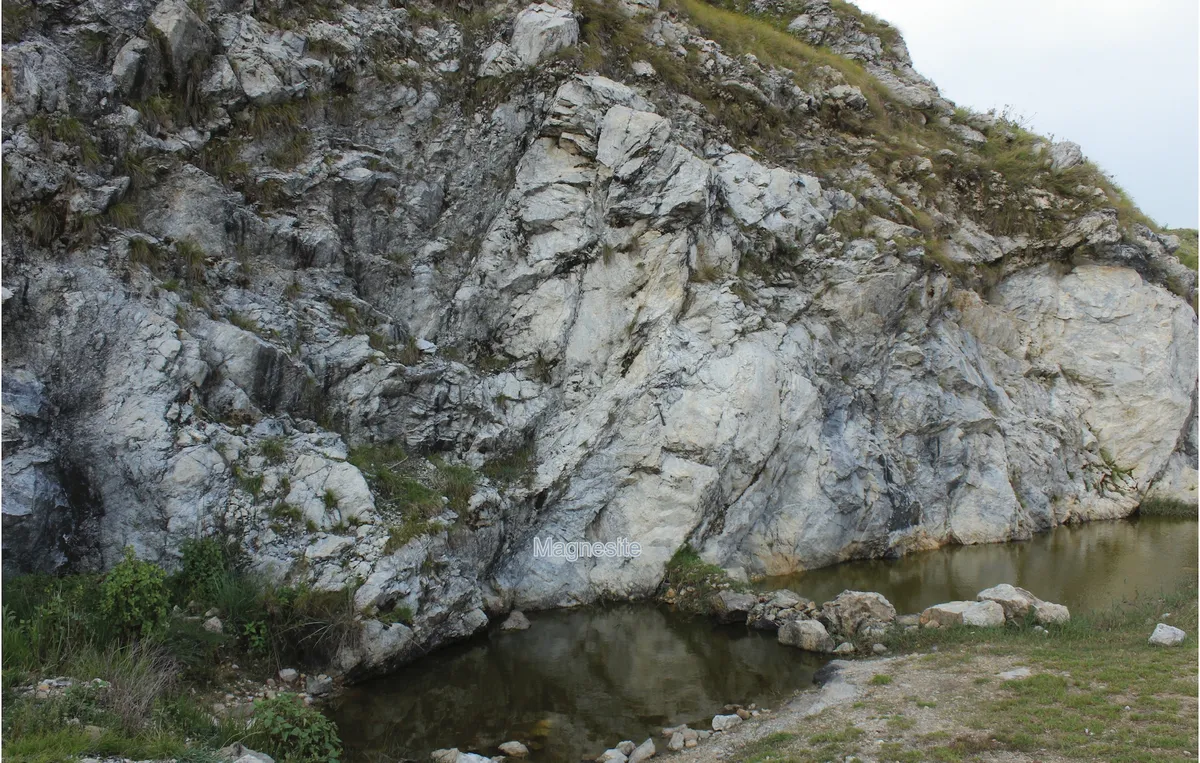 Os depósitos minerais das colinas de Chandak, no Himalaia, possuem gotículas de agua da época em que a Terra congelou