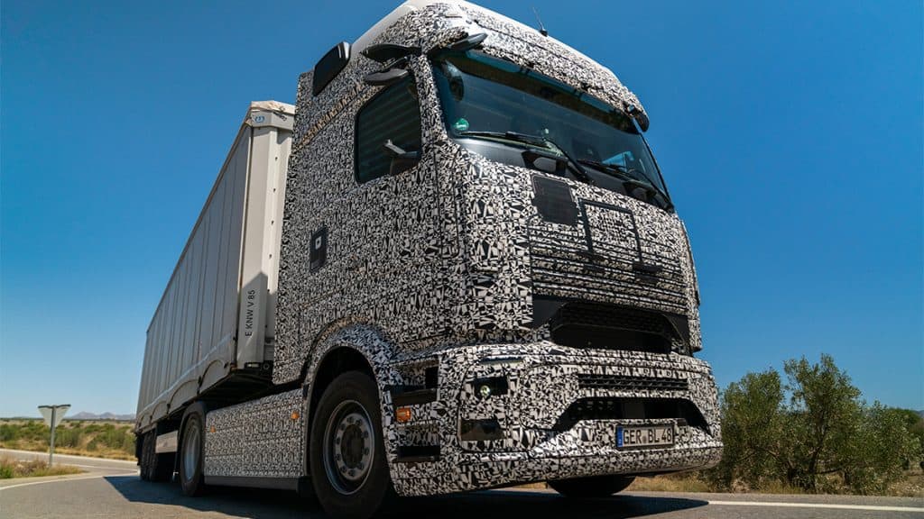 eActros 600, caminhão elétrico Mercedes Benz, em estrada de terra num dia ensolarado