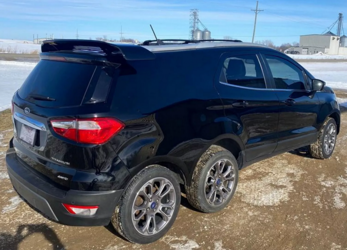 Ford EcoSport modificado ganhou um eixo traseiro extra e mais duas rodas