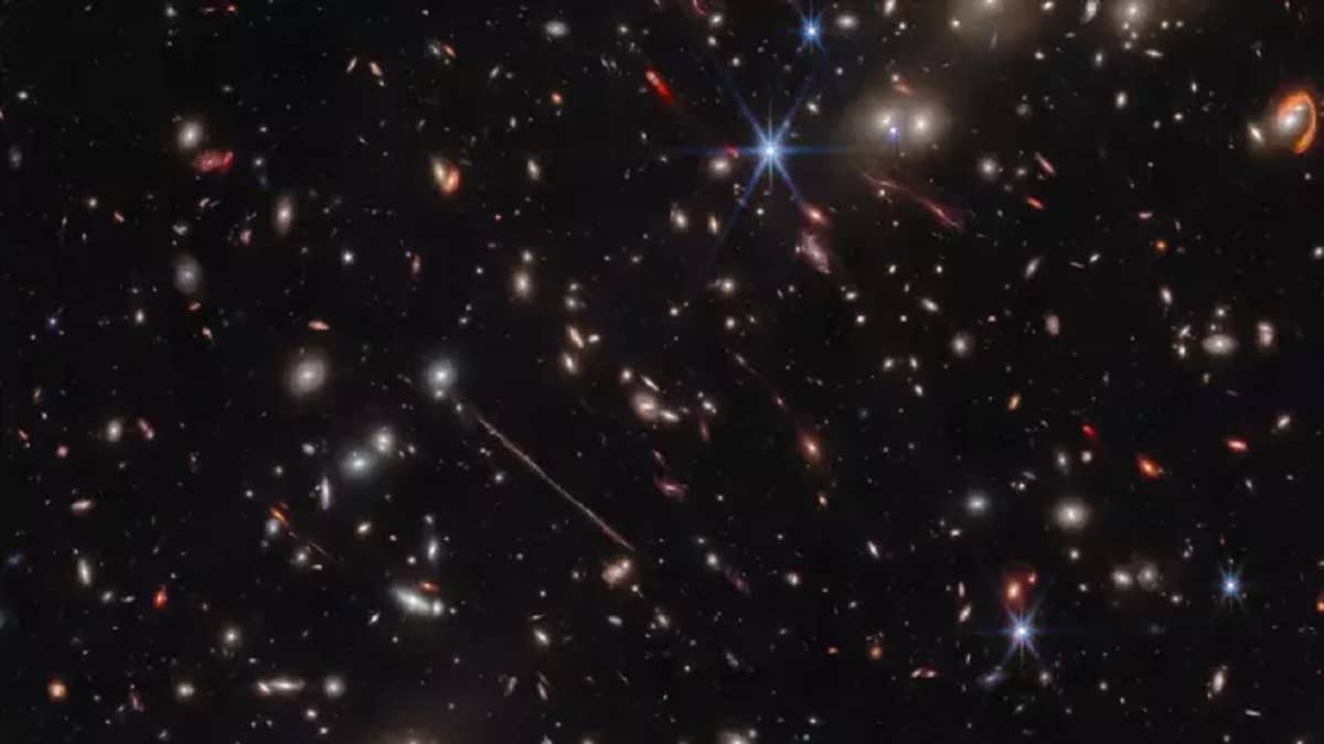 James Webb capta imagens inéditas de galáxias há quase dez bilhões de anos-luz