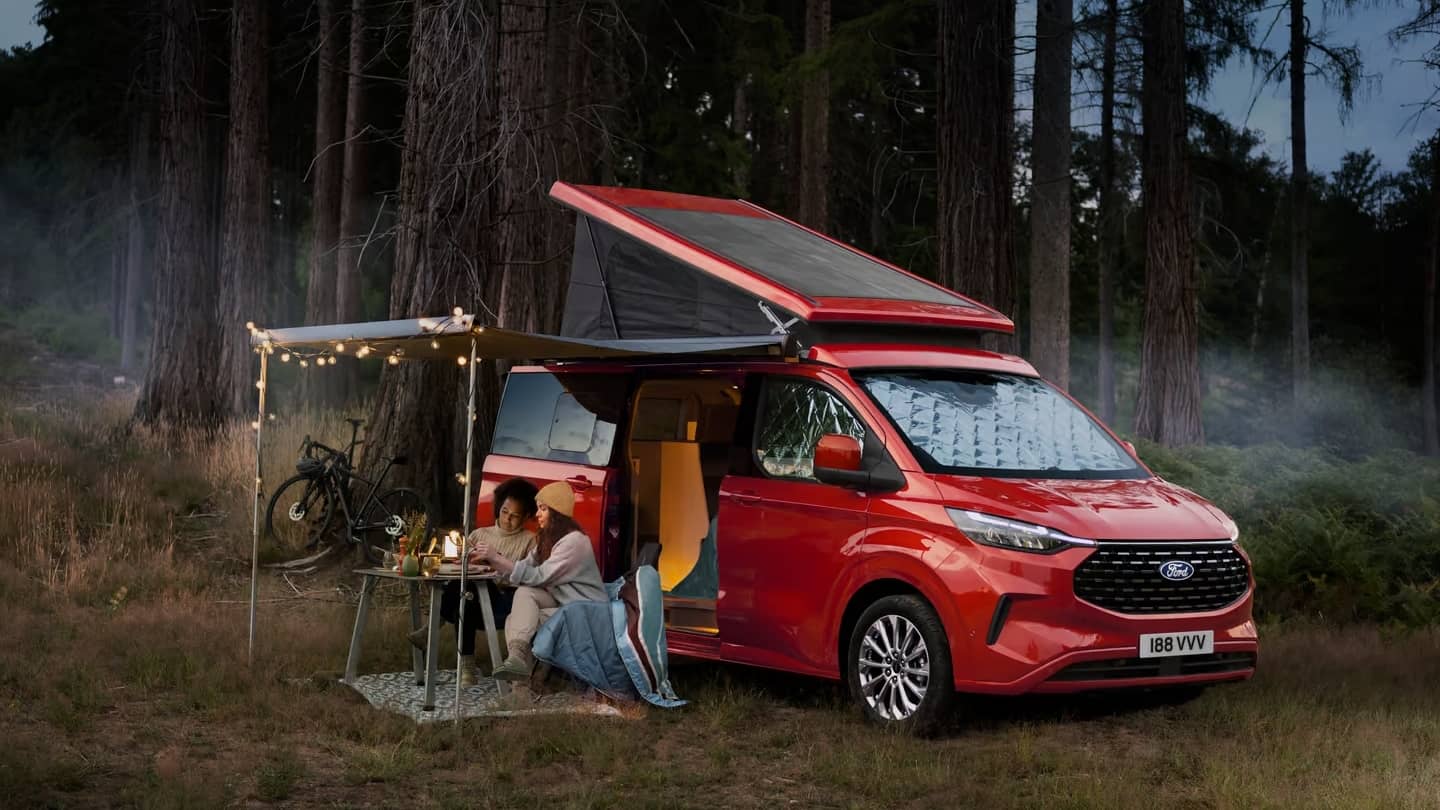 Nova van híbrida da Ford tem cozinha, cama e 5G
