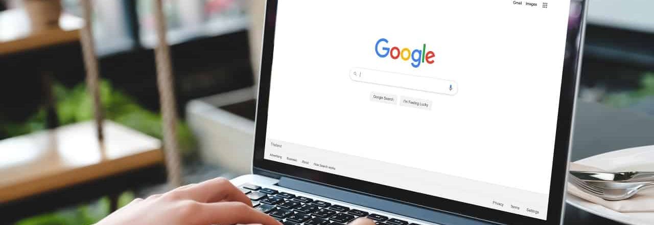 Pessoa acessando o Google num notebook
