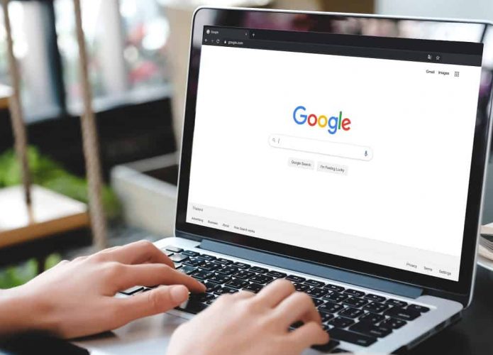 Pessoa acessando o Google num notebook