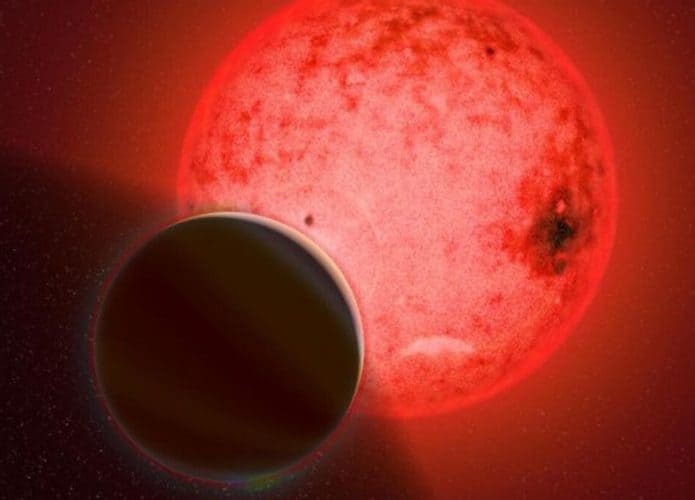Ilustração de planeta gigante orbitando pequena anã vermelha