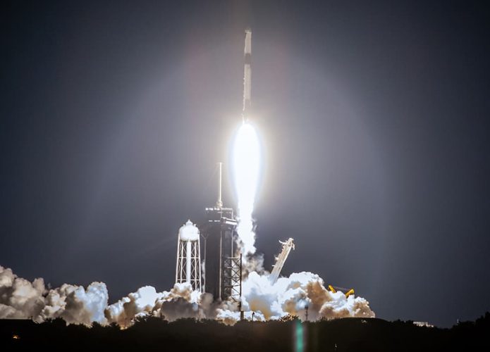 lancamento-Falcon-9-SpaceX-e1692380800355-695x500