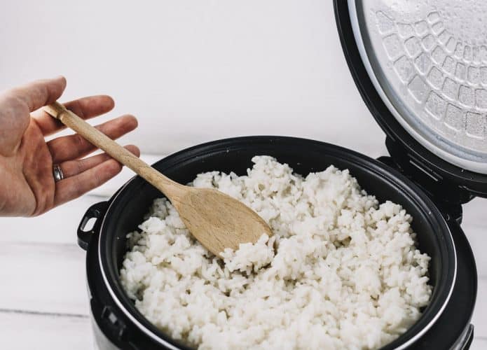 mao-de-colheita-colhendo-arroz-do-vapor-1-695x500