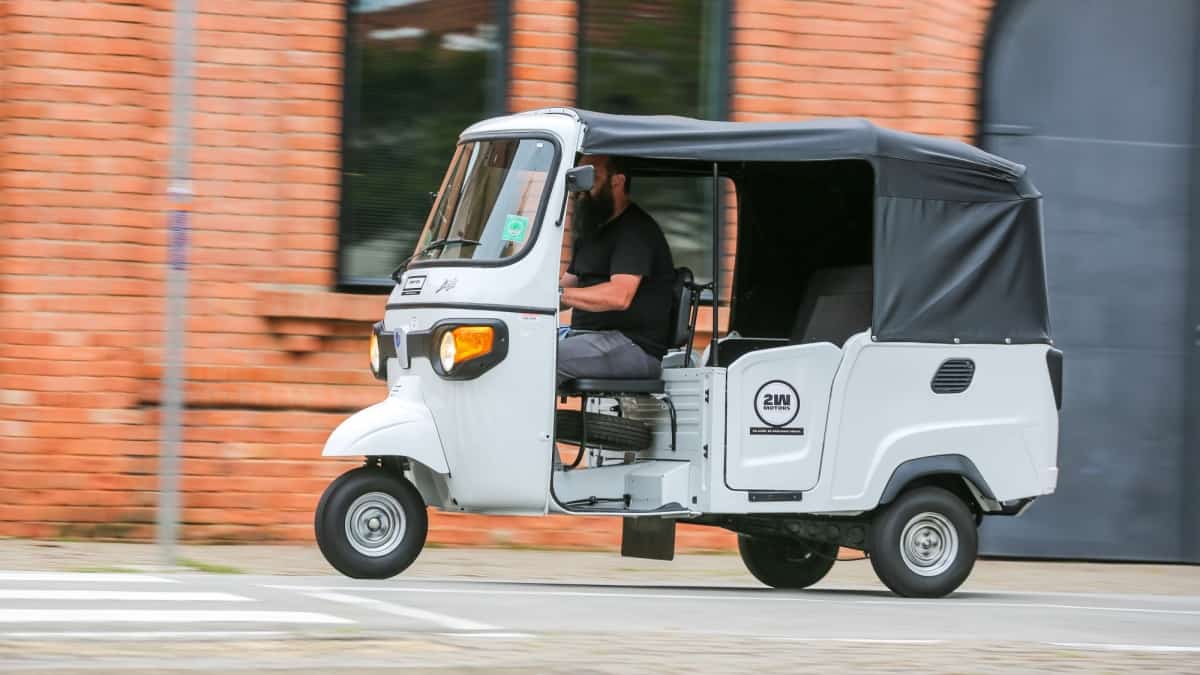 Tuk-tuk italiano inspirado na Vespa chega ao Brasil