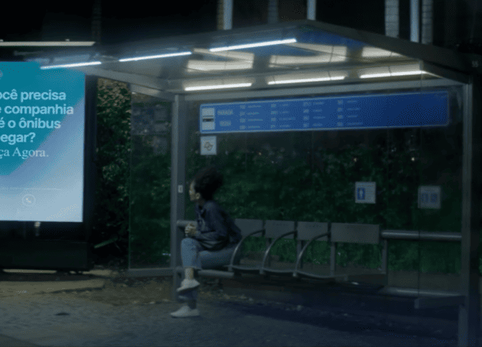 Novo ponto de ônibus ‘conversa’ e faz companhia