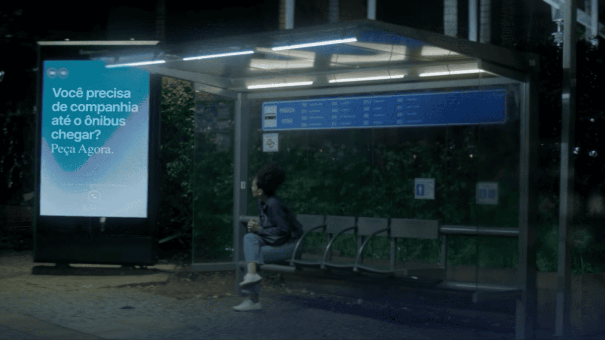 Novo ponto de ônibus ‘conversa’ e faz companhia