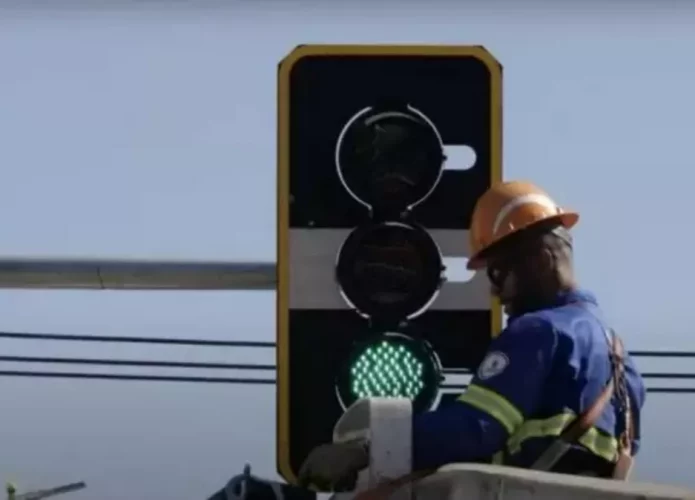 A modernização da rede de semáforos em São Paulo promete reduzir congestionamentos e agilizar reparos