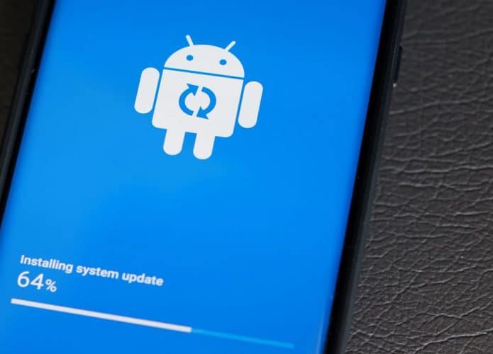 Tela do celular com robo e mensagem de instalação de sistema