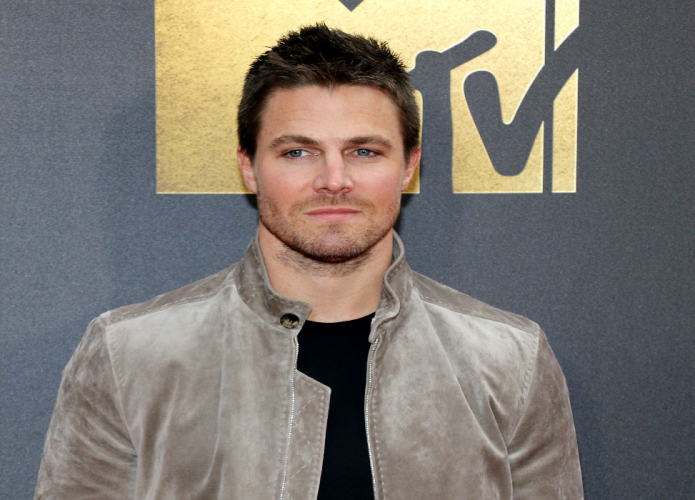 stephen-amell-695x500.png