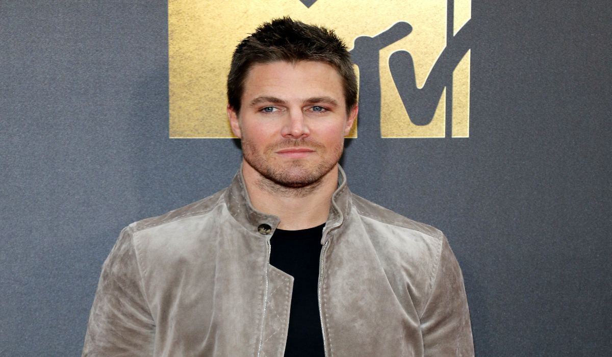 stephen-amell.png