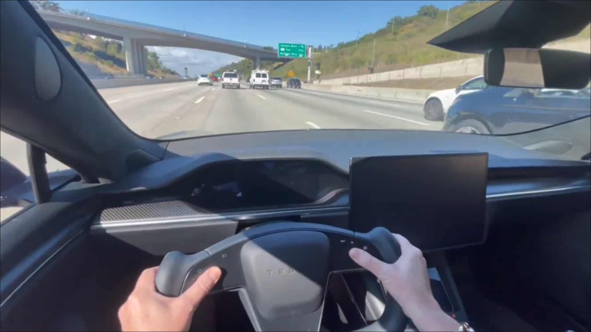 Vídeo mostra o que acontece quando o sistema de um Tesla ‘trava’ no meio da rodovia