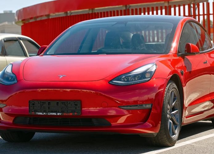 Tesla Model 3 estacionado em dia ensolarado