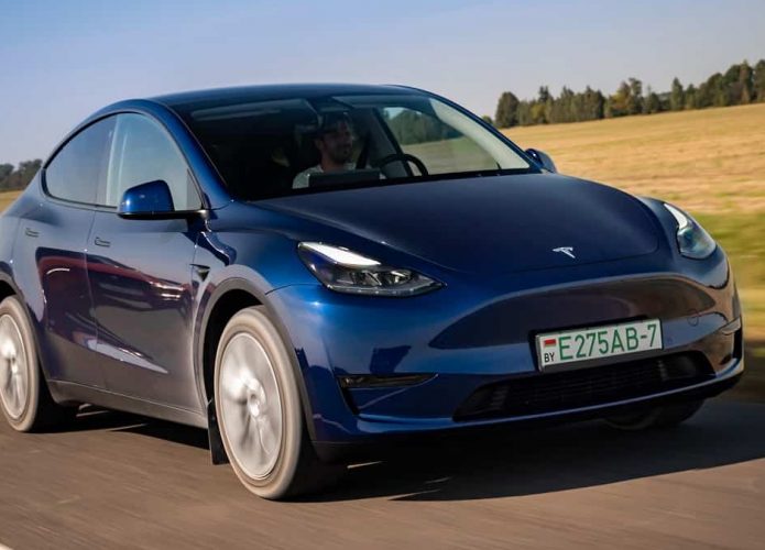 Tesla Model Y na rodovia