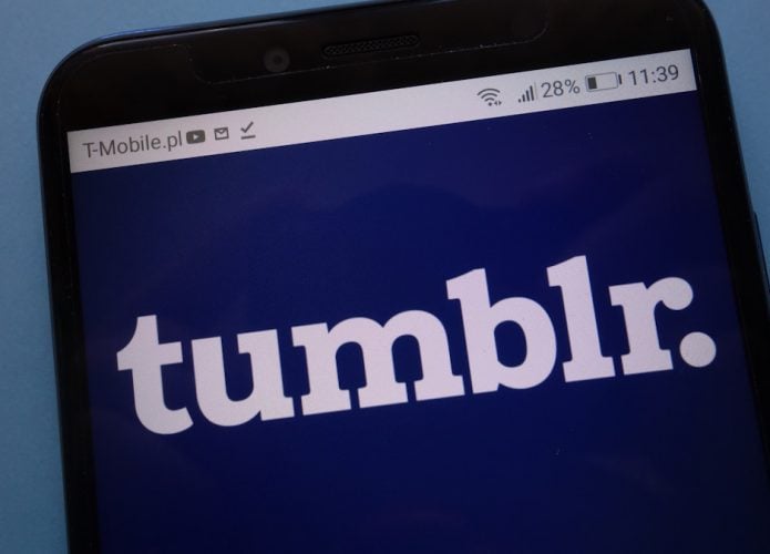 Logo do Tumblr em tela de notebook