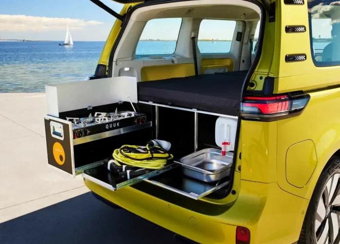 Kombi elétrica ganha pacote com cama, cozinha e mais