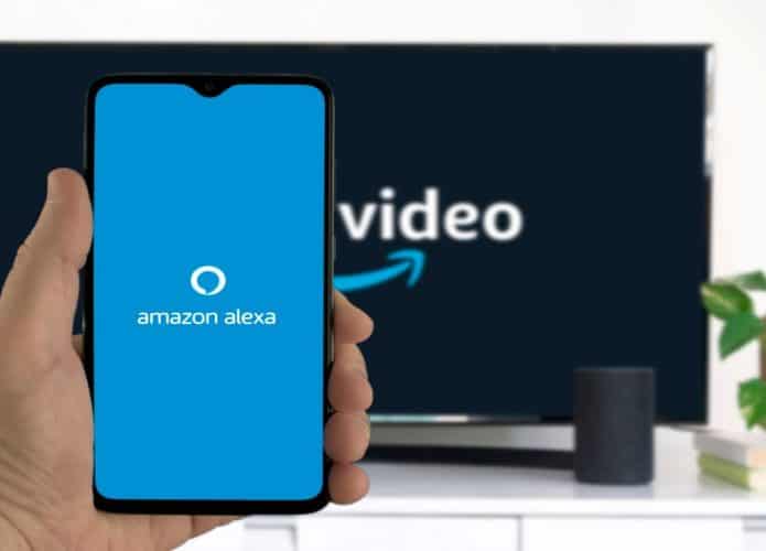pessoa conectando Alexa a Tv