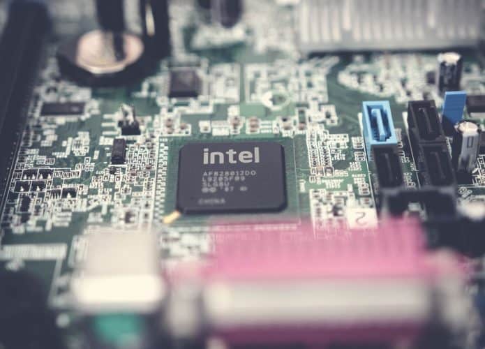 Imagem mostrando placa mãe com processador