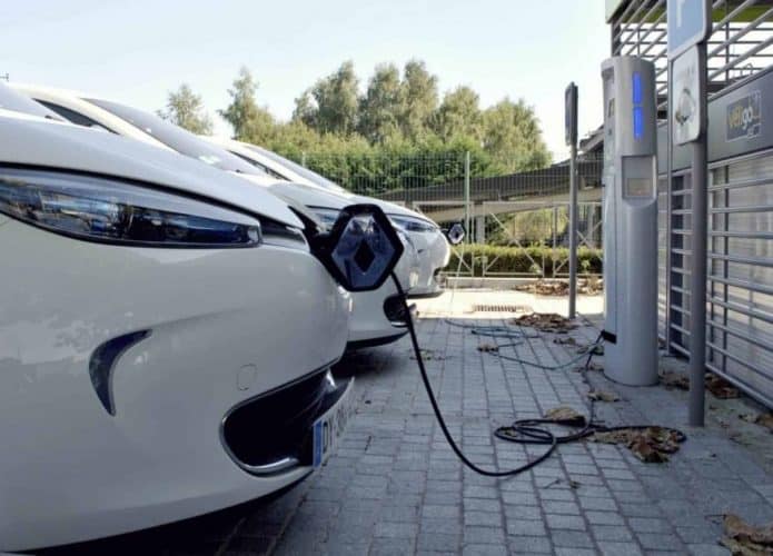 Carros-eletricos-e1685017360772-1536x864-1-695x500