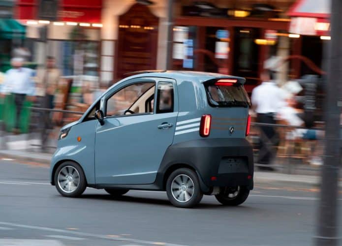 Minicarro elétrico ARK Zero na rua