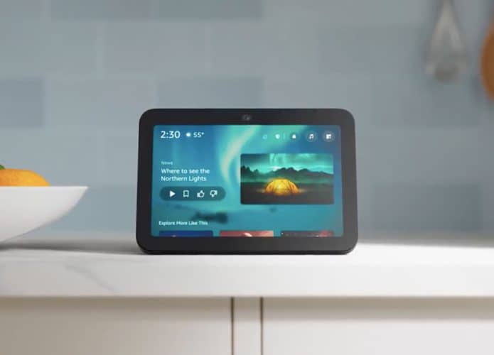 Amazon Echo Show 8 2023 em bancada de cozinha