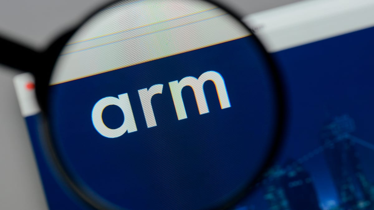 Lupa sobre logotipo da Arm em navegador no Mac