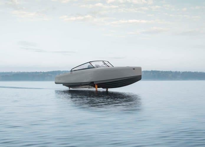 Pessoa dirigindo barco elétrico C-8, da Candela