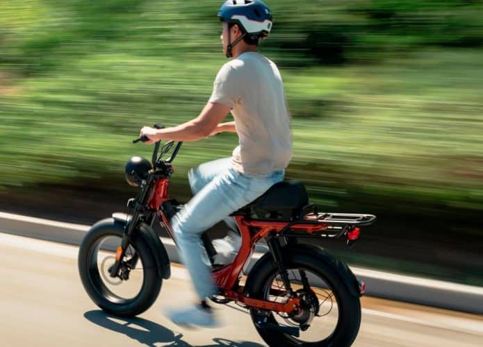 Rapaz andando em. e-bike Juiced Scorpion X2