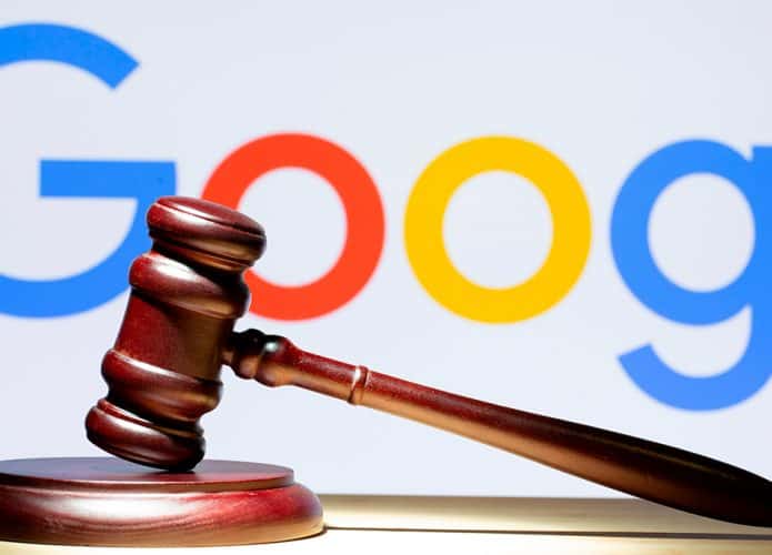 Martelo de tribunal de justiça em frente letreiro do Google