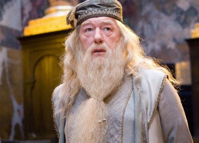Cena de Michael Gambon no papel de Dumbledore no quinto filme da franquia Harry Potter