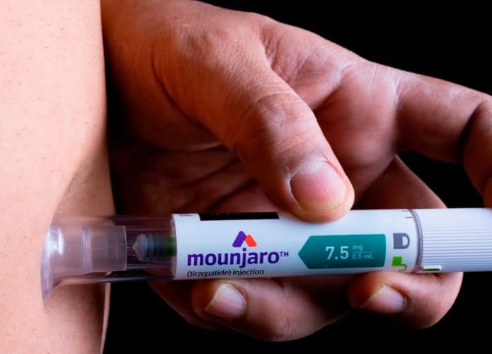 Pessoa aplicando uma dose do Mounjaro, remédio para diabetes
