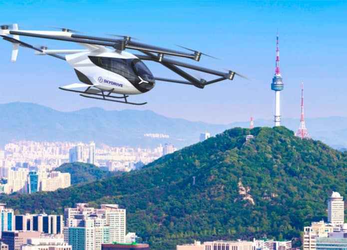 Carro voador da SkyDrive sobrevoando cidade na Coreia do Sul
