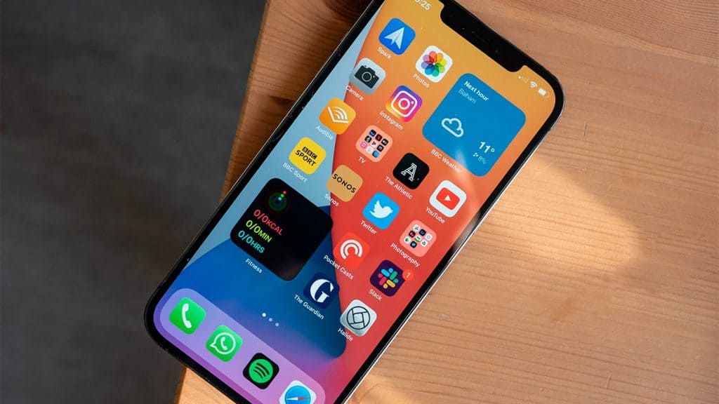 iPhone 12 sobre uma mesa