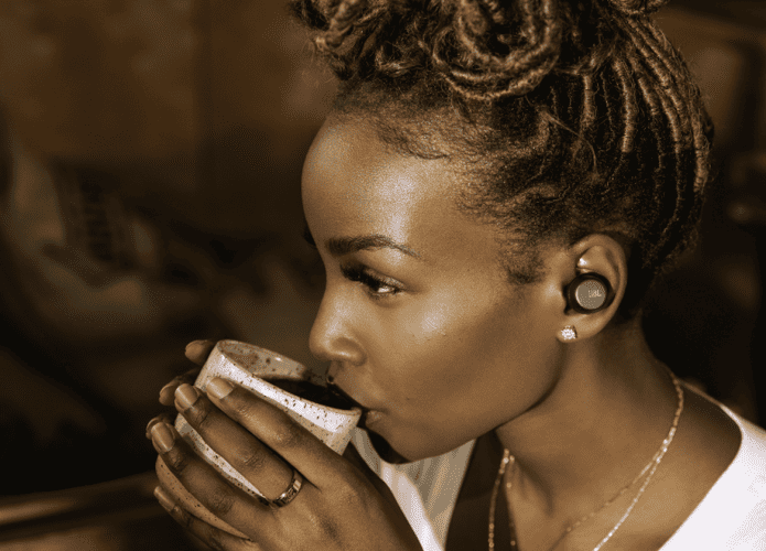 JBL_Tour_Pro_TWS_Lifestyle_01_904x560px-695x500.png