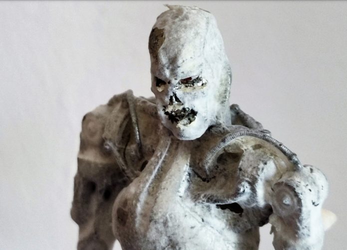 Robô miniatura que recebeu a pele feita de fungo