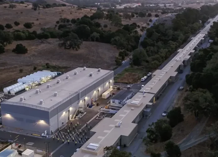 O acelerador de partículas SLAC National Accelerator Laboratory, utilizado pelo laser possui cerca de 3 quilômetros de comprimento