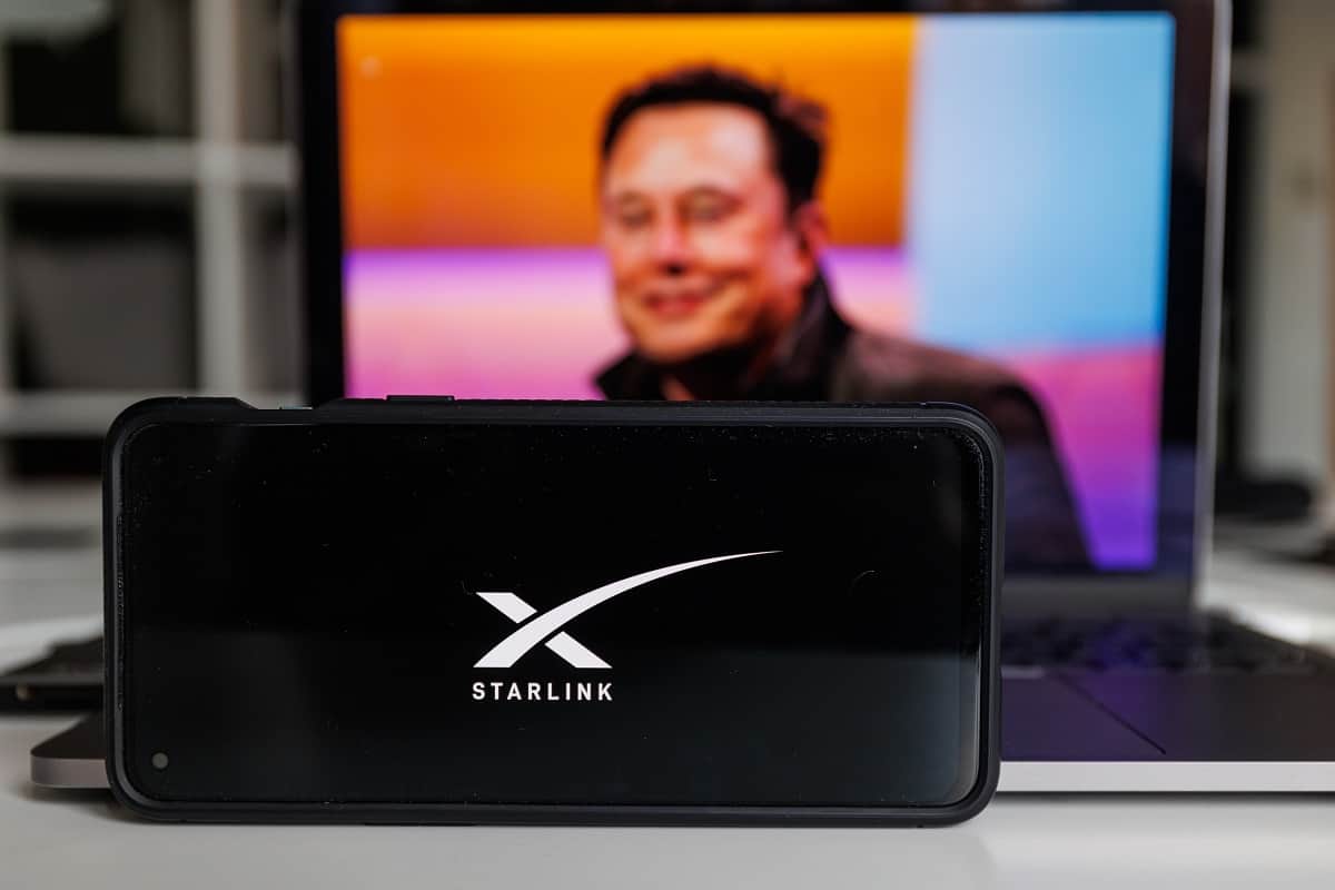 Foto de Elon Musk e logo da Starlink