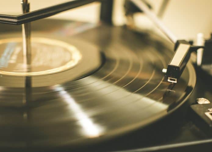 Toca-discos via Jace Afsoon/Unsplash