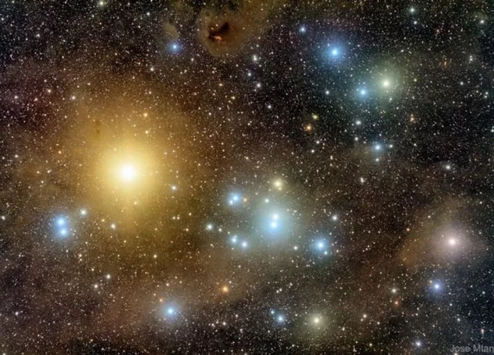O aglomerado de Híade, representado na imagem exceto pela estrela alaranjada mais brilhante, pode abrigar buracos negros