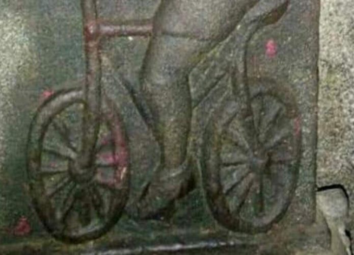 Bicicleta representada em mural na Índia