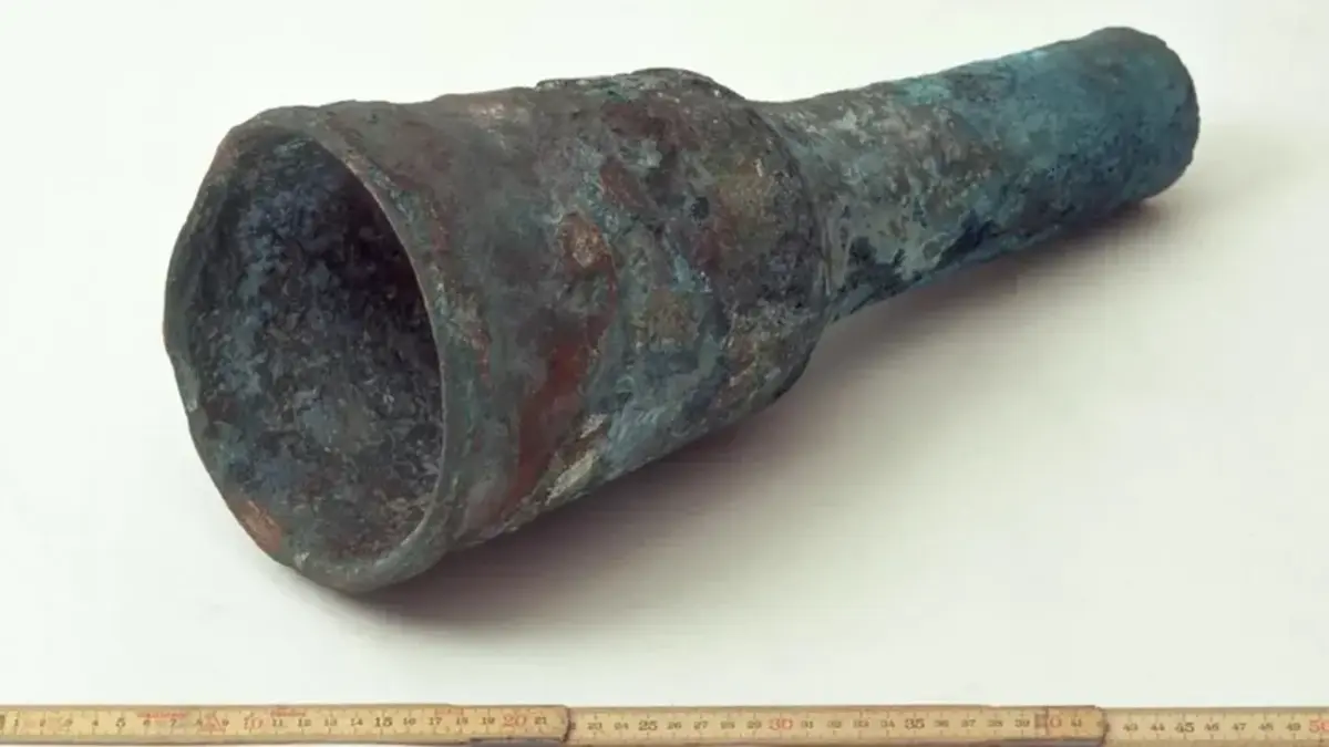 A datação de radio carbono de tecidos encontrados no canhão relevou que ele é do século 14