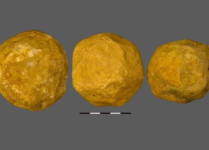 Pelo menos 150 esferas de calcário feitas à mão foram encontradas em Israel