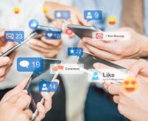 Grupo de jovens mexendo no Facebook no celular