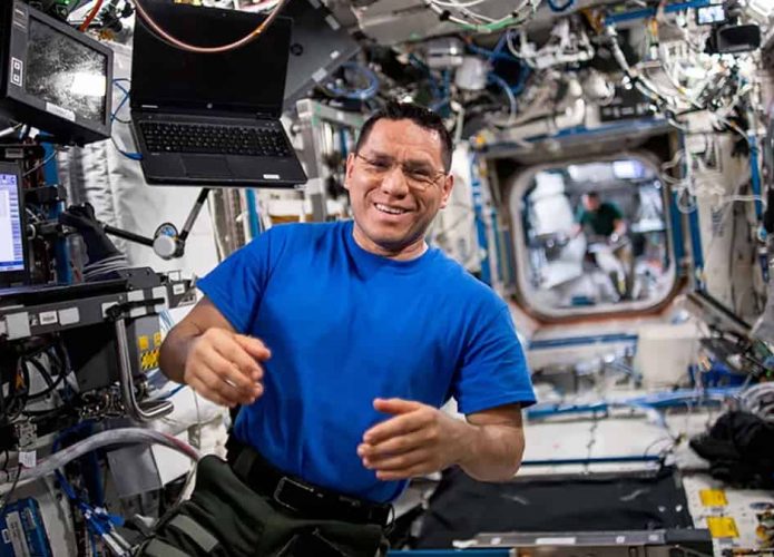 O astronauta Frank Rubio, da NASA, na Estação Espacial Internacional