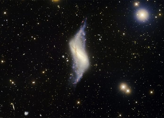 galaxia-anel-polar-695x500